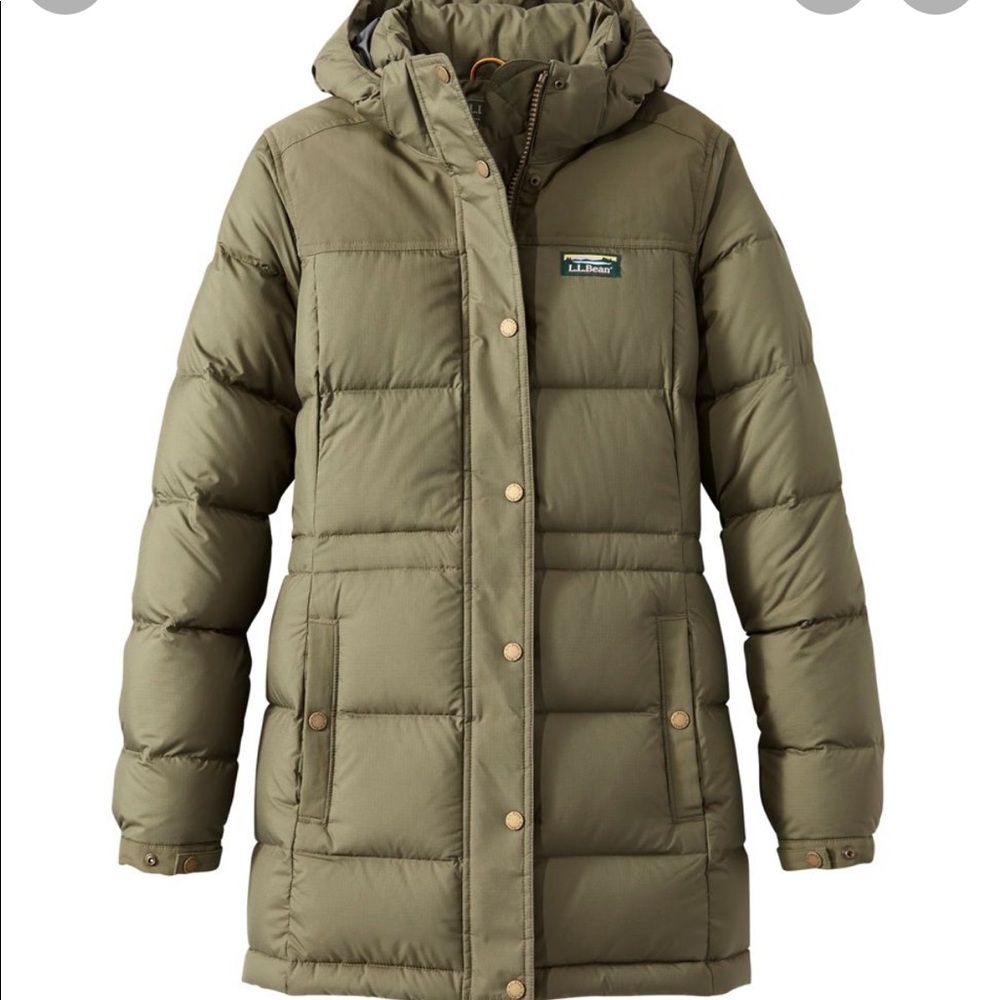 L. L. Bean Mountain Classic 650 Fill Power Down Parka
size large detachable hood